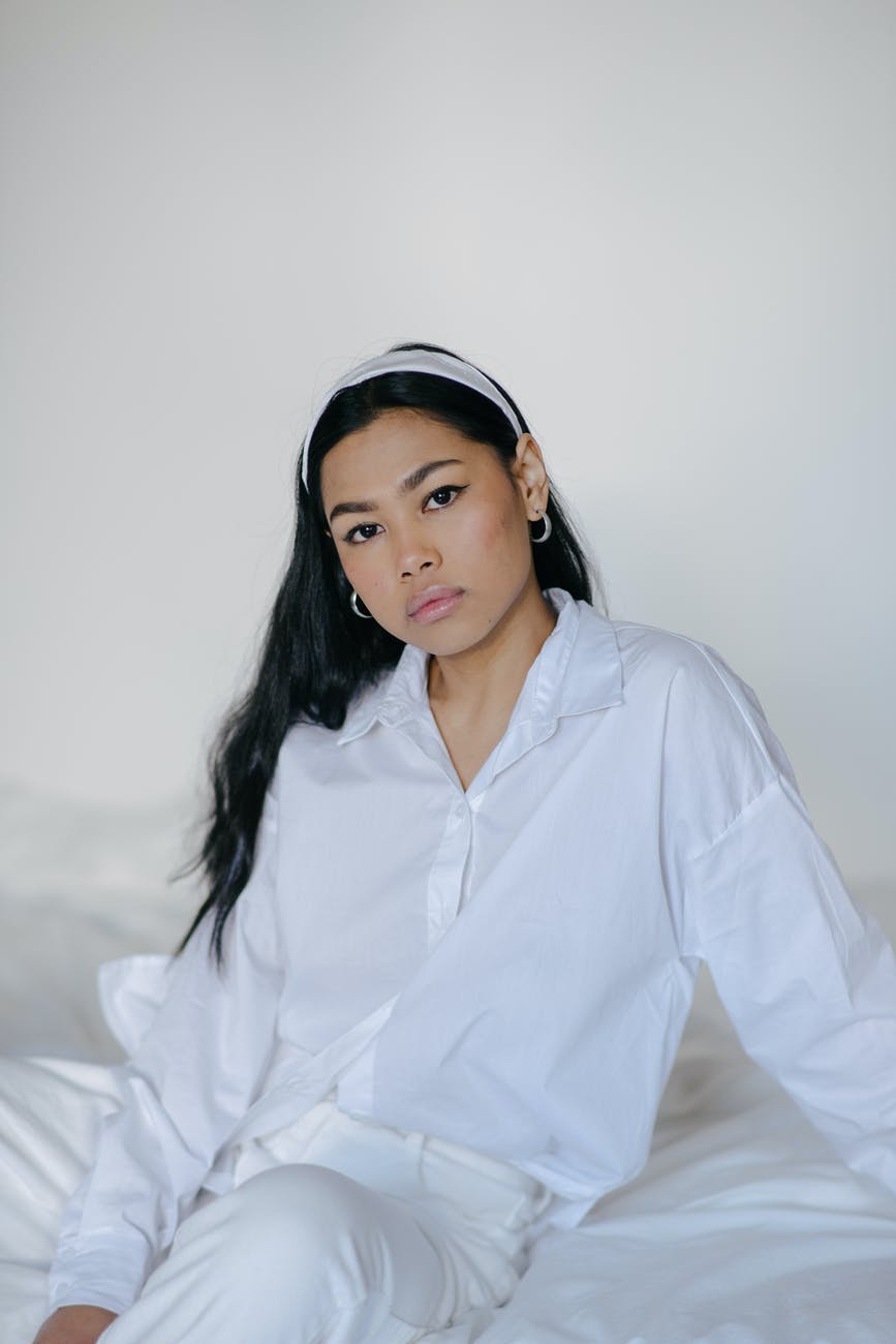10 Unisex Colours You Can Wear 27 gorgeous stylish asian woman sitting on cozy bed