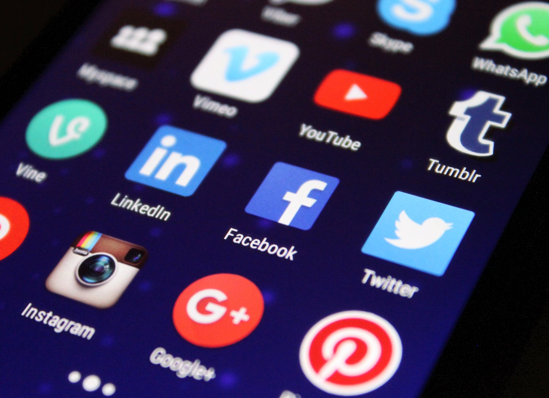 The Dos and Don’ts of Social Media Etiquette with Friends