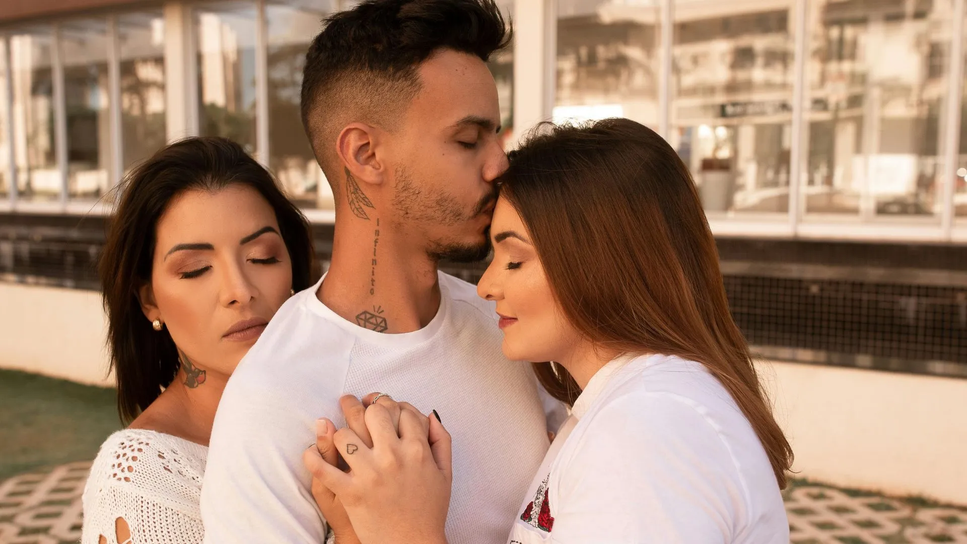 How to Avoid Favoritism in Poly Relationships 1 How to Avoid Favoritism in Poly Relationships